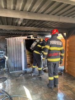 Incendiu la un garaj din Paleu: Proprietarul a fost transportat la spital cu arsuri (FOTO)