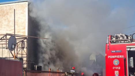 Incendiu în centrul Oradiei. Au luat foc deșeuri în curtea unei firme, zona este inundată de fum (FOTO/VIDEO)