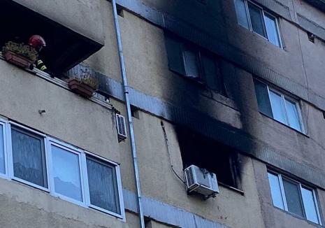 Incendiu în Oradea: Proprietara unui apartament cuprins de flăcări a fost scoasă din casă de un polițist