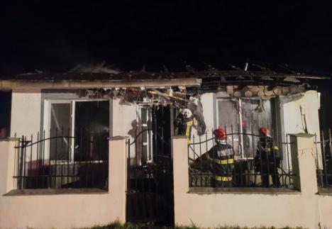 Casă distrusă în comuna Girişu de Criş, în urma unui incendiu provocat de un coș de fum (FOTO/VIDEO)