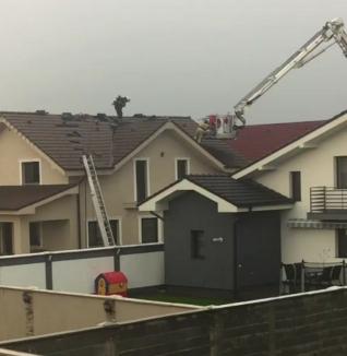 Incendiu după furtună: O vilă ridicată în Cartierul Grigorescu din Oradea a luat foc (FOTO / VIDEO)