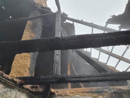 Un bătrân din Holod a murit carbonizat într-un incendiu devastator care i-a cuprins casa. Nepoţii lui s-au salvat în ultimul moment (FOTO)