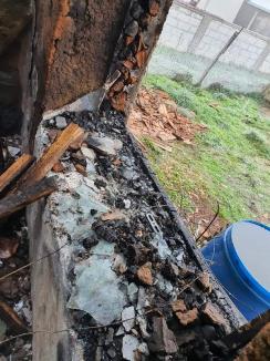 Un bătrân din Holod a murit carbonizat într-un incendiu devastator care i-a cuprins casa. Nepoţii lui s-au salvat în ultimul moment (FOTO)