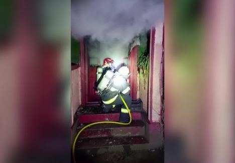 Incendiu la o casă din Bihor, pornit de la un scurtcircuit (VIDEO)