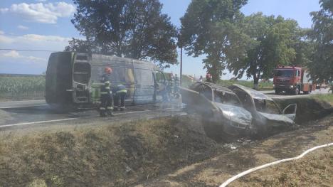 Accident grav în Bihor: două mașini și un microbuz au luat foc după ce s-au ciocnit pe DN 79 în Gepiu (FOTO/VIDEO)