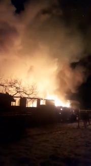 Foc într-o gospodărie din Hidișel: Pagube serioase, după ce două anexe s-au făcut scrum (FOTO/VIDEO)