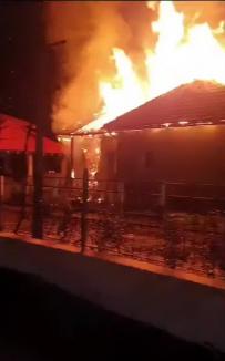 Incendiu în Bihor: O casă în șantier a fost devastată de flăcări (VIDEO)