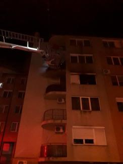 Panică într-un bloc din Oradea: Un tânăr de 25 de ani a dat foc unui apartament şi apoi a sărit pe geam, de la etajul trei (FOTO/VIDEO)