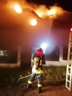 Casă din Oradea, distrusă de un incendiu declanşat de un scurtcircuit (FOTO / VIDEO)