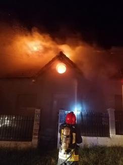 Casă din Oradea, distrusă de un incendiu declanşat de un scurtcircuit (FOTO / VIDEO)