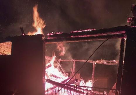 Incendiu în Bihor. O femeie în vârstă de 90 de ani a fost salvată de un vecin