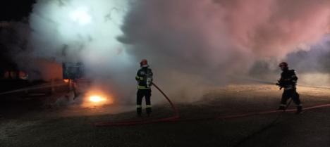 Incendiu violent la un TIR încărcat cu brichete de rumeguș, pe Șoseaua Borșului din Oradea (FOTO/VIDEO)