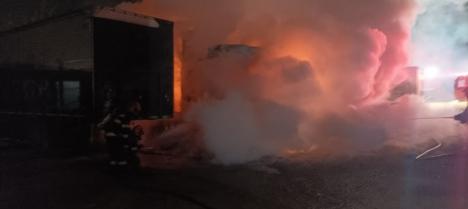 Incendiu violent la un TIR încărcat cu brichete de rumeguș, pe Șoseaua Borșului din Oradea (FOTO/VIDEO)