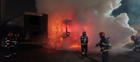 Incendiu violent la un TIR încărcat cu brichete de rumeguș, pe Șoseaua Borșului din Oradea (FOTO/VIDEO)