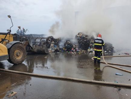 Incendiu la groapa de gunoi a Oradiei! Au ars deşeuri pe circa 300 metri pătraţi (FOTO / VIDEO)