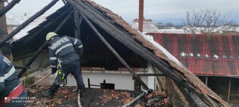 Incendiu puternic la o gospodărie din Lazuri de Beiuș. Un pompier aflat în timpul liber a intervenit primul (FOTO)