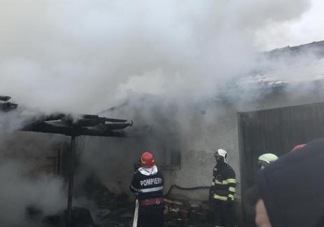 Incendiu puternic la o gospodărie din Lazuri de Beiuș. Un pompier aflat în timpul liber a intervenit primul (FOTO)