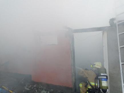 Incendiu în Oradea: Magazia unei case a fost distrusă de flăcări, din cauza unui bec defect (FOTO / VIDEO)