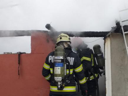 Incendiu în Oradea: Magazia unei case a fost distrusă de flăcări, din cauza unui bec defect (FOTO / VIDEO)