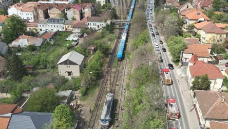 Pericol lângă Gara Oradea: Locomotiva unui tren cu 22 de vagoane încărcate cu motorină a luat foc! (FOTO/VIDEO)