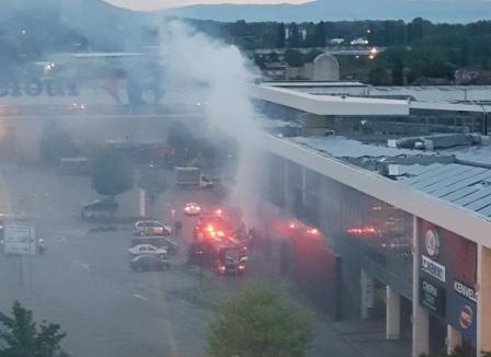 Incendiu, luni dimineaţa, în Oradea, la Lotus Center. Află de la ce a pornit! (FOTO / VIDEO)