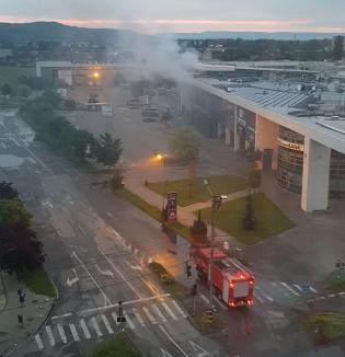 Incendiu, luni dimineaţa, în Oradea, la Lotus Center. Află de la ce a pornit! (FOTO / VIDEO)