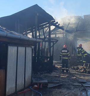 Incendiu violent într-o gospodărie din Bihor, pornit de la o afumătoare improvizată (FOTO)