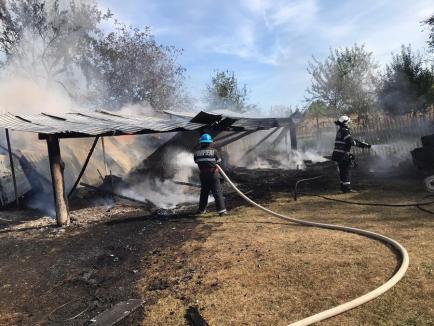 Patru incendii în Bihor în aceeaşi zi: La Meziad, o magazie a fost distrusă de la nişte... cioburi de sticlă