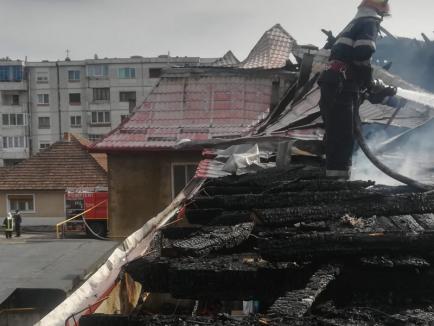 Incendiu devastator într-un bloc cu locuinţe sociale din Marghita (FOTO / VIDEO)