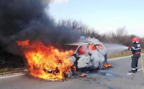 Daună totală: O mașină a luat foc pe o stradă din Oradea