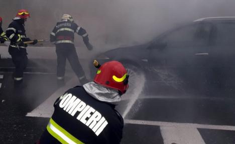 O mașină a luat foc în Oradea, lângă unul dintre cele mai căutate parcuri din oraș