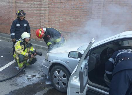 Maşină distrusă de flăcări, din cauza unei defecţiuni, pe o stradă din Oradea