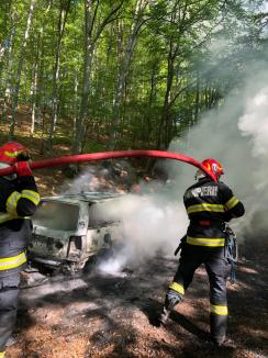 Un autoturism a ars complet duminică în Borod. Incendiul a pornit în timp ce mașina se afla în mers (FOTO)