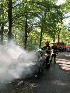 Un autoturism a ars complet duminică în Borod. Incendiul a pornit în timp ce mașina se afla în mers (FOTO)