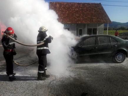 Mercedes în flăcări, pe DN 1, în Borozel (FOTO)