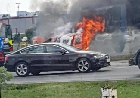 Maşină cuprinsă de flăcări, în sensul giratoriu de la Dedeman Oradea: Autoutilitara unei firme de curierat a ars complet (FOTO)