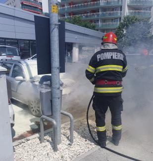 O maşină a luat foc în parcarea unui supermarket din Oradea (FOTO/VIDEO)