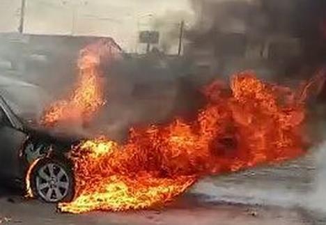Cum se „rezolvă” un scandal între localnici în Sântandrei: un tânăr a incendiat maşinile unui vecin