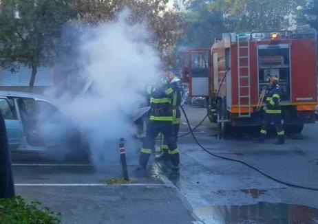 O maşină a luat foc în Oradea. Cauza incidentului (FOTO / VIDEO)