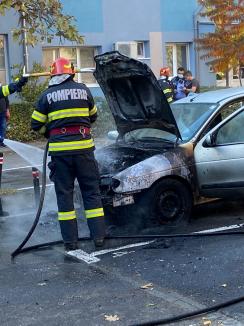 O maşină a luat foc în Oradea. Cauza incidentului (FOTO / VIDEO)