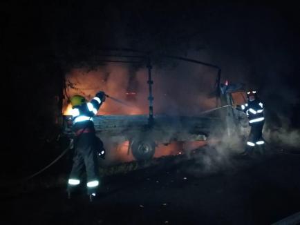 Două incendii la autovehicule, în patru ore, în Bihor. O autoutilitară a luat foc în mers şi 160 de cutii de pantofi au ars (FOTO)