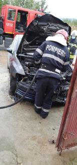 Două incendii la autovehicule, în patru ore, în Bihor. O autoutilitară a luat foc în mers şi 160 de cutii de pantofi au ars (FOTO)
