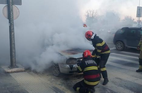 O mașină a luat foc în mers, pe strada Meșteșugarilor din Oradea (FOTO)