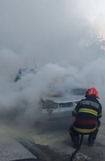 O mașină a luat foc în mers, pe strada Meșteșugarilor din Oradea (FOTO)