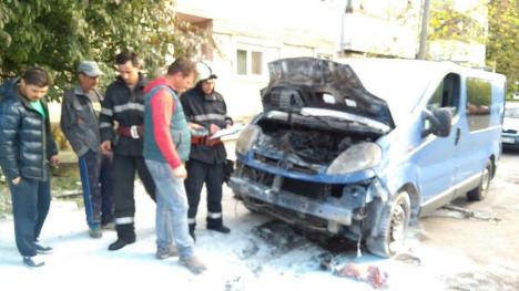 Panică şi fum pe Lacul Roşu: Maşină distrusă, după ce a luat foc! (FOTO)