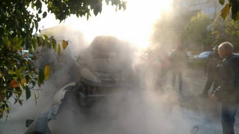 Panică şi fum pe Lacul Roşu: Maşină distrusă, după ce a luat foc! (FOTO)