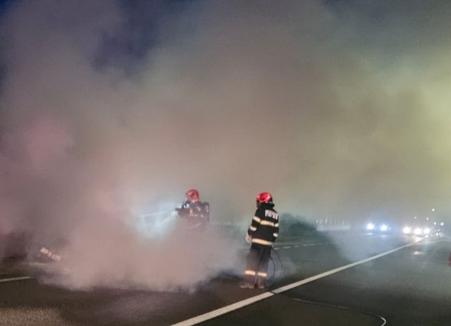 O mașină a luat foc pe DN79, în Bihor. O femeie și fiica ei de 6 ani au reușit să iasă din autoturism, înainte ca acesta să se facă scrum (FOTO)