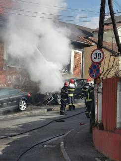 Un BMW s-a făcut scrum, pe o stradă din Oradea (FOTO / VIDEO)