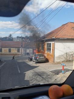 Un BMW s-a făcut scrum, pe o stradă din Oradea (FOTO / VIDEO)