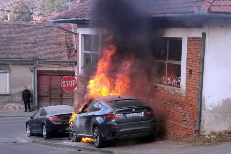 Un BMW s-a făcut scrum, pe o stradă din Oradea (FOTO / VIDEO)